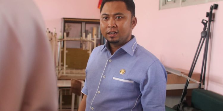 Anggota DPRD Kutim Ramadhani Soroti Siswa SDN 001 Kongbeng Terpaksa Belajar di Rumah-rumah Guru