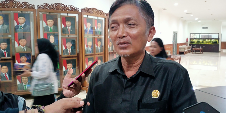 Son Hatta Soroti Kondisi Jalan yang Buruk di Kutim