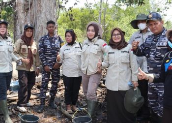 Asti Mazar dan Pramuka Kutim Gelar Kegiatan Bersih Pantai dan Penanaman Mangrove