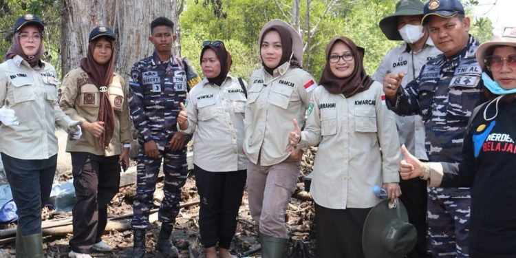Asti Mazar dan Pramuka Kutim Gelar Kegiatan Bersih Pantai dan Penanaman Mangrove