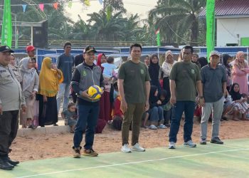 Ketua DPRD Kutim H Joni Buka Turnamen Bola Voly di Teluk Pandan