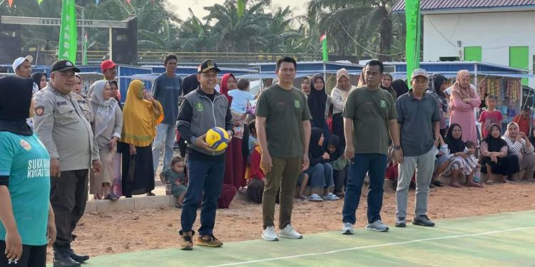Ketua DPRD Kutim H Joni Buka Turnamen Bola Voly di Teluk Pandan