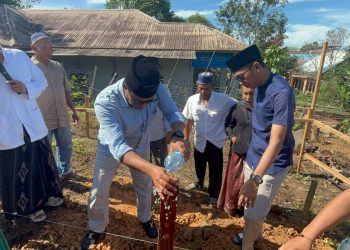 Arfan Letakkan Batu Pertama Pembangunan Mushola As-Sabran di Desa Sepaso