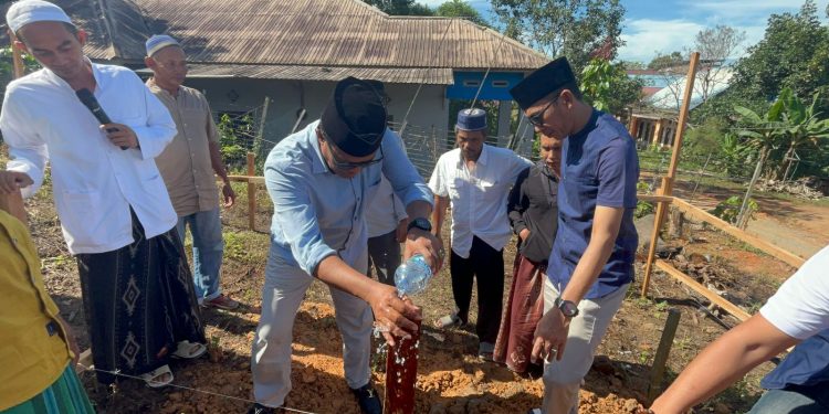 Arfan Letakkan Batu Pertama Pembangunan Mushola As-Sabran di Desa Sepaso