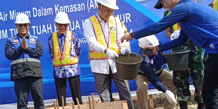 Joni Hadiri Peletakan Batu Pertama Pembangunan Air Minum Dalam Kemasan, Joni : Harus Berkembang Jangan Berhenti Di Tengah Jalan