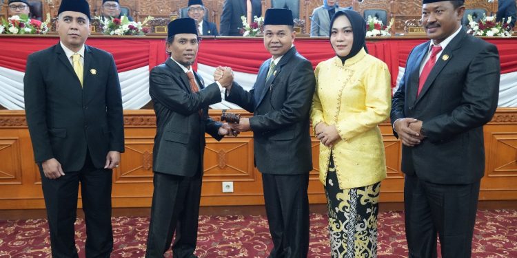40 Anggota DPRD Kutai Timur Resmi Dilantik, Jimmy dari PKS Ditunjuk Sebagai Ketua Sementara