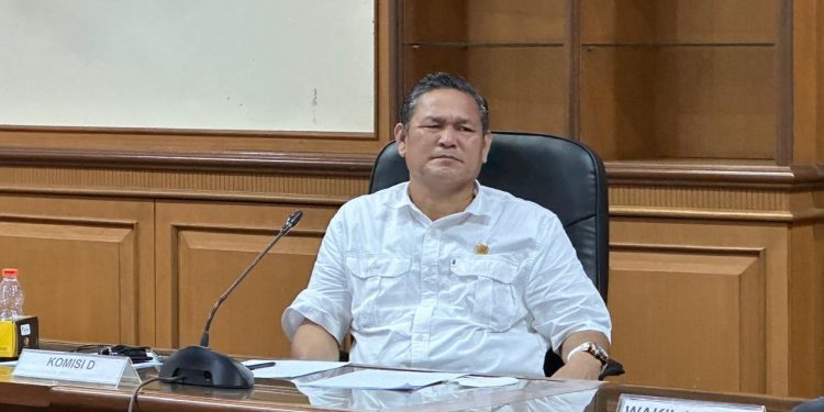 Yan Ipui Pimpin Rapat Dengar Pendapat, Fokus Bahas Beasiswa Kutai Timur.