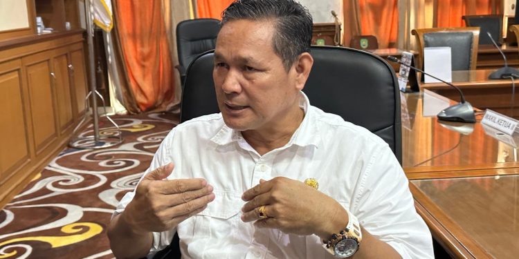 Yan Ipui Tekankan Pentingnya Anggaran untuk Perbaikan Fasilitas Pendidikan dalam Kunjungan ke SMP Negeri 1 Rantau Pulung