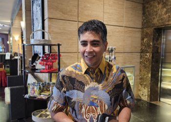 Wakil Ketua I DPRD Kutim Salurkan Bantuan Bola, Pacu Semangat Pemuda Berolahraga